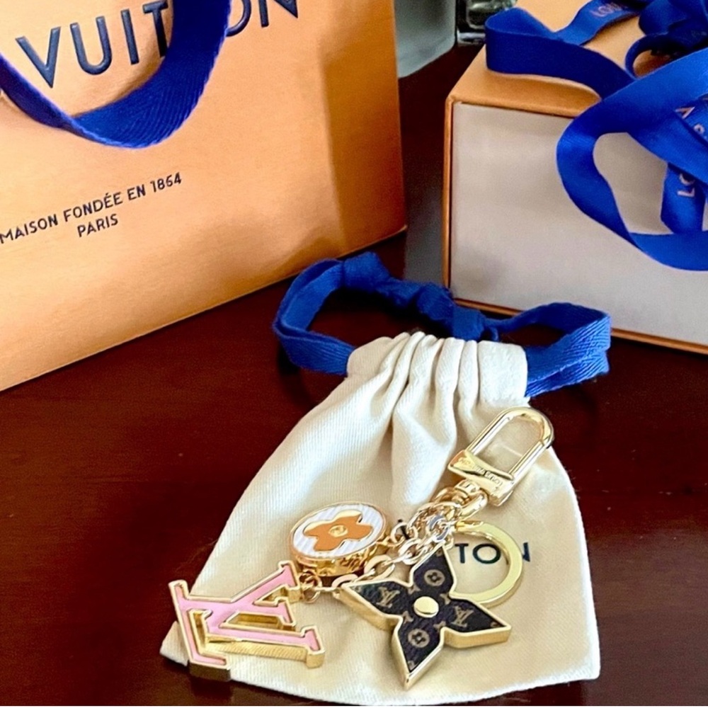 Louis Vuitton Bijoux Sac Monogram Flower Bag
Charm/ Key Holder LIKE NEW!!